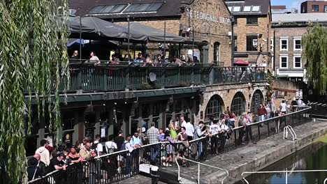 Out-for-drinks-by-the-canal,-Camden,-United-Kingdom