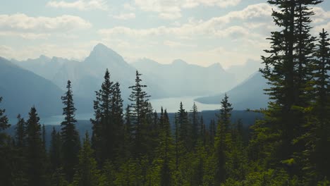 Ein-Atemberaubender-Blick-Auf-Den-Maligne-Lake-In-Den-Kanadischen-Bergen-An-Einem-Klaren,-Blauen,-Sonnigen-Tag