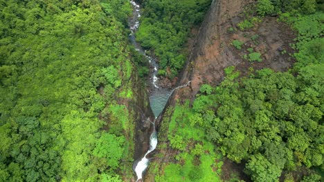 Wunderschöne-Devkund-Wasserfälle-Von-Oben-Nach-Unten,-Drohnenansicht