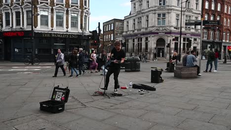 Cantando-Frente-Al-Fin-Del-Mundo,-Camden,-Londres,-Reino-Unido.