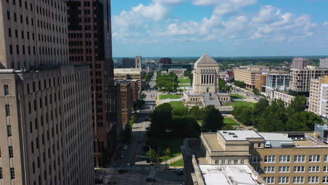 Aerial-view-over-streets-and-the-University-Park-in-downtown-Indianapolis,-USA