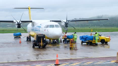 Avión-De-Cebu-Pacific-Y-Tripulación-Del-Aeropuerto-Trabajando-En-La-Pista-De-Aterrizaje-En-Palawan,-Filipinas