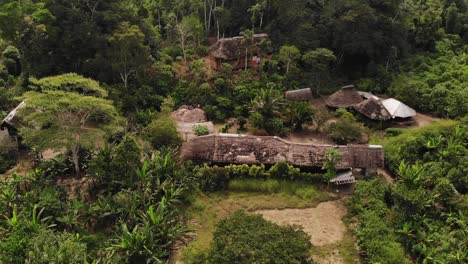 Luftaufnahme-Des-Stammesdorfs-Der-Einheimischen-Indigenen-Gemeinschaft-Ecuadors-Im-Amazonaswald