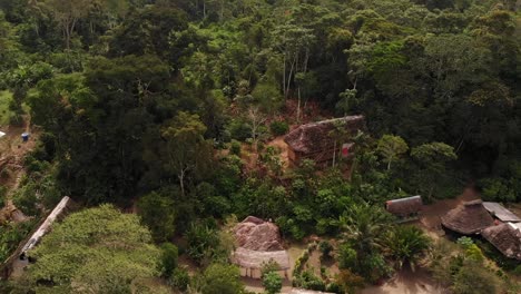 Pueblo-Tribal-Tradicional-De-La-Comunidad-Indígena-De-Misahualli-En-La-Selva-Amazónica-En-Ecuador,-Vista-Aérea-De-Drones