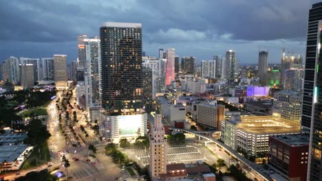 Drone-Acercándose-Al-Centro-De-Miami-Iluminado-Por-La-Noche-Imágenes-Aéreas-Del-Moderno-Rascacielos-Edificio-Florida