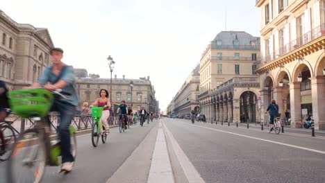 Nueva-Carretera-Para-Bicicletas-En-La-Rue-De-Rivoli,-En-El-Centro-De-París:-Los-Automóviles-Bloqueados,-La-Enorme-Autopista-Para-Bicicletas-Promueve-El-Transporte-Urbano-Sostenible-Y-La-Cultura-Ciclista
