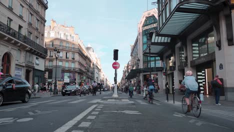 Nueva-Carretera-Para-Bicicletas-En-La-Rue-De-Rivoli,-En-El-Centro-De-París:-Los-Automóviles-Bloqueados,-La-Enorme-Autopista-Para-Bicicletas-Promueve-El-Transporte-Urbano-Sostenible-Y-La-Cultura-Ciclista