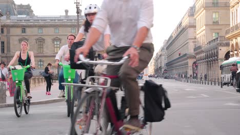 Neue-Fahrradstraße-In-Der-Rue-De-Rivoli-Im-Zentrum-Von-Paris:-Autos-Gesperrt,-Riesige-Fahrradautobahn-Fördert-Nachhaltigen-Stadtverkehr-Und-Fahrradkultur