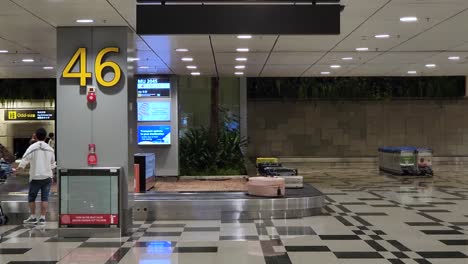 Passagier-Wartet-Darauf,-Sein-Gepäck-In-Der-Gepäckausgabe-Am-Terminal-3-Des-Flughafens-Changi,-Singapur,-Abzuholen