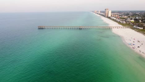 Blaugrünes,-Türkisfarbenes-Wasser-Am-Strand-Von-Panama-City,-Golf-Von-Mexiko,-Luftaufnahme-Im-Morgengrauen-Mit-Angelpier-Und-Hotelresortgebäude-Im-Hintergrund