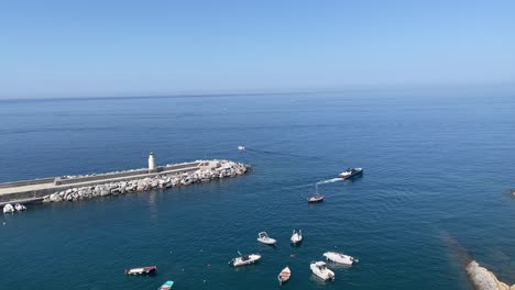 Szene-Mit-Fahrenden-Booten,-Die-Auf-Dem-Meer-In-Camogli,-Italien,-Navigieren