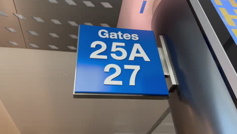 Lax-Flughafen-Gate-25a-Und-Gate-27-Schild-Am-13.07.2023