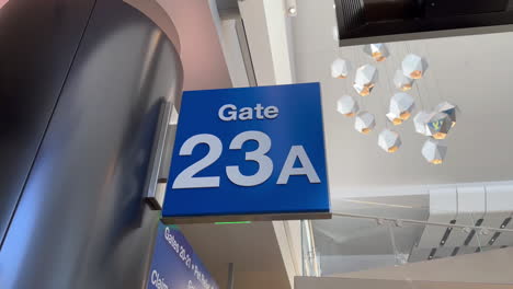 Laxes-Flughafen-Gate-23a-Schild-Am-13.07.2023
