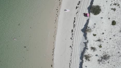 Luftaufnahme-Einer-Paradiesischen-Insel-Mit-Einem-Atemberaubenden-Kontrast-Zwischen-Meer-Und-Sand