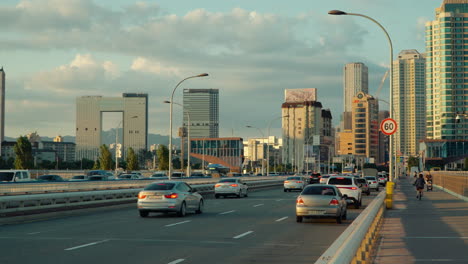 Tráfico-De-Automóviles-En-El-Puente-Hangang-En-Seúl-Al-Atardecer-Con-El-Horizonte-Urbano-Del-Distrito-De-Yongsan---En-Tiempo-Real-En-La-Carretera