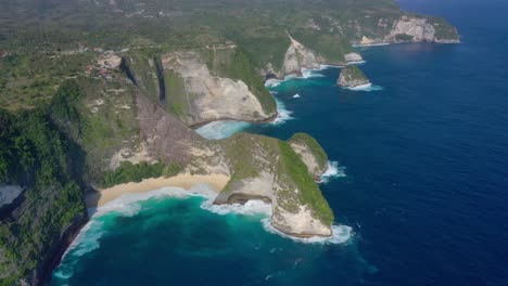 Von-Reiseberichten-Bis-Hin-Zu-Werbespots-Verleiht-Das-Filmmaterial-Einen-Hauch-Von-Paradies.-Entdecken-Sie-Diamond-Beach-Mit-Seinen-Elfenbeinfarbenen-Sandstränden,-Kristallklarem-Wasser,-Ikonischen-Felsformationen-Und-Einem-Wahren-Tropischen-Paradies