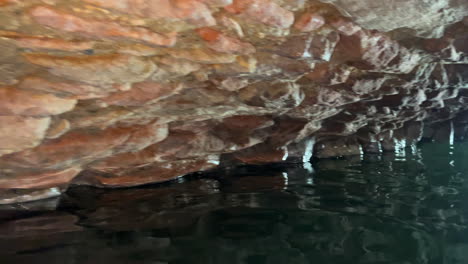 Nadar-A-Través-De-Cuevas-De-Baños-Romanos-De-Casares-Manilva,-Manantial-Natural-De-Agua-De-Azufre-Curativa-En-España,-Buenos-Beneficios-Para-La-Salud,-Toma-De-4k