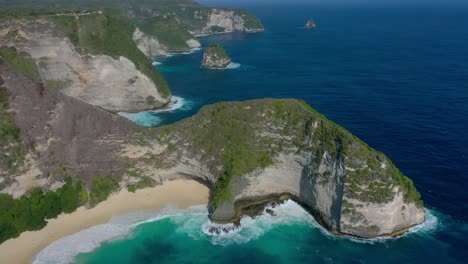 Inspire-awe-and-wonder-with-Diamond-Beach's-captivating-vistas,-Discover-Diamond-Beach-With-its-ivory-sands,-crystalline-waters,-iconic-rock-formations,-and-true-tropical-paradise