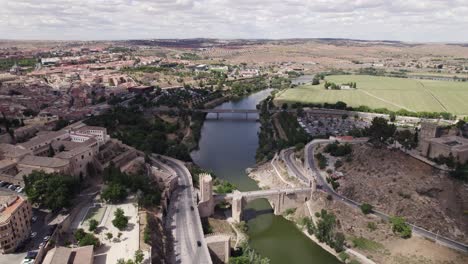 Luftaufnahme-Der-Römischen-Bogenbrücke-über-Den-Spiegelglatten-Fluss-Tejo