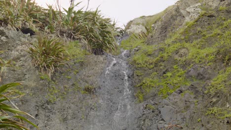 Vergrößerte-Aufnahme-Der-Spitze-Eines-Kleinen-Wasserfalls-In-Neuseeland