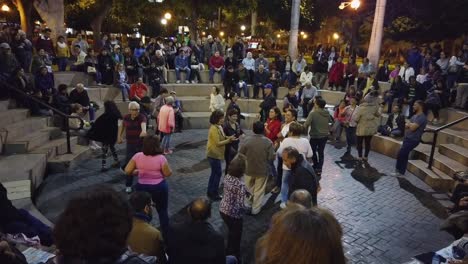 Pueblo-Peruano-Bailando-Por-La-Noche-En-El-Parque-Kennedy-En-Miraflores,-Perú.