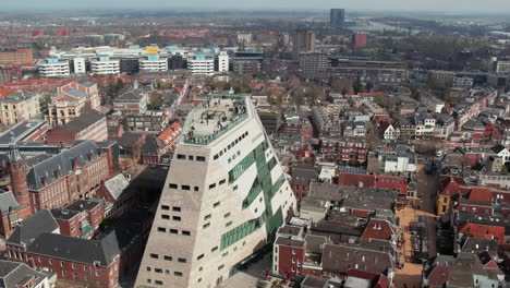 Vista-Aérea-Del-Edificio-Multifuncional-Forum-Groningen-En-La-Ciudad-De-Groningen,-Norte-De-Holanda