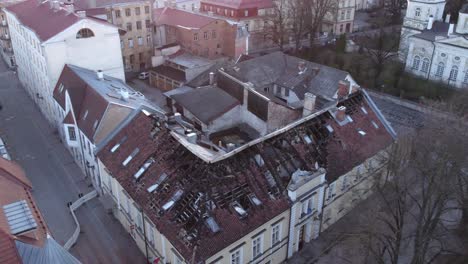 Drohne-Fliegt-über-Verbranntes,-Sehr-Altes-Haus-Im-Stadtzentrum-Von-Tartu