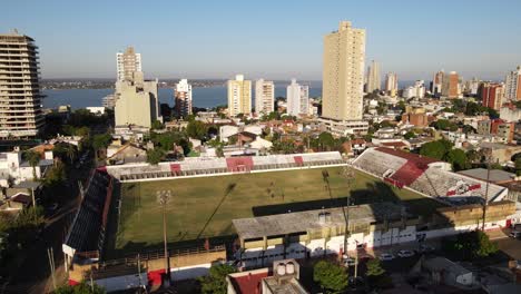 Vista-Aérea-De-Un-Estadio-De-Fútbol-En-Argentina-Con-Cielos-Despejados