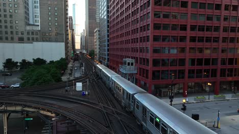 Zug-In-Der-Innenstadt-Von-Chicago