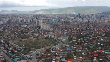 Toma-De-Inauguración-De-La-Hermosa-Ulaanbaatar-Con-Fondo-De-Montañas,-Mongolia