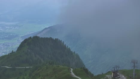 Vista-De-Los-Alpes-Austriacos-Y-La-Estación-De-Esquí-De-Kitzsteinhorn-Restringida-Por-La-Niebla-Que-Cae