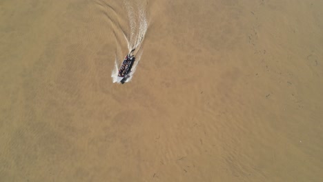Luftaufnahme-Eines-Schnellboots-Mit-Touristen,-Die-Entlang-Des-Kinabatangan-Flusses-In-Sabah,-Malaysia,-Reisen