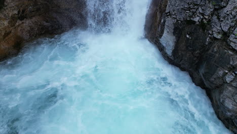 Knackiger-Blauer-Wasserfall-Im-Wald-Am-Späten-Abend-[4K-Zeitlupe