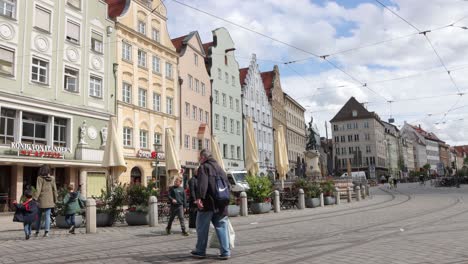 Gente-Paseando-Cerca-Del-Monumento-Histórico-De-Merkurbrunnen-En-Augsburgo,-Alemania