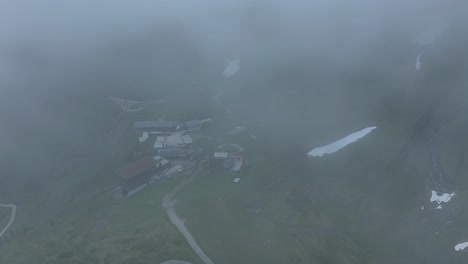 La-Limpieza-De-La-Densa-Niebla-Revela-La-Estación-De-Esquí-De-Kitzsteinhorn-En-Los-Alpes-Austríacos