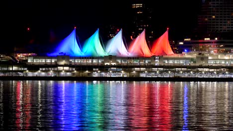 4k-Kanada-Platzieren-Sie-Lichtsegel-In-Der-Nacht,-Die-Sich-Auf-Dem-Wasser-Spiegeln,-Innenstadt-Von-Vancouver,-Britisch-Kolumbien,-Vom-Stanley-Park-Sea-Wall-Aus-Gesehen