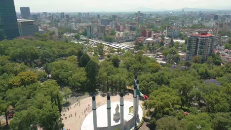 Drone-Shot-Bosque-De-Chapultepec-Altar-A-La-Patria-Descubre-La-Ciudad