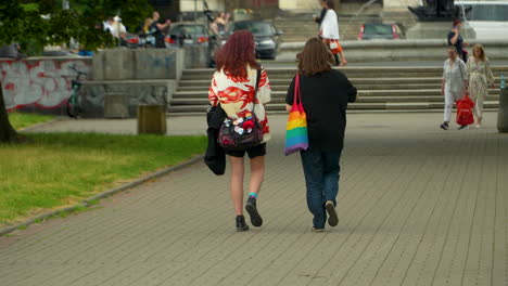 Pareja-De-Lesbianas-Caminando-De-Regreso-Después-De-Asistir-A-La-Marcha-Del-Desfile-De-La-Libertad-Del-Orgullo