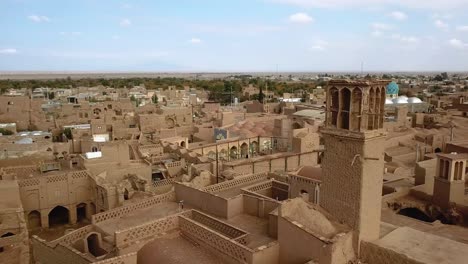 Blauer-Himmel,-Weiße-Wolken-Und-Historisches-Wüstenhaus-In-Einem-Dorf-Mit-Windfängerhöfen-Mit-Adobe-Lehmziegelmuster-Und-Traditionellen-Architektendesignideen-Von-Birdjand-über-Yazd-Bis-Hin-Zu-Marokko,-Ägypten,-Naher-Osten