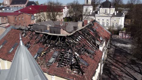 Drohnenaufnahme-Eines-Brandschadens-Aus-Der-Luftaufnahme-In-Tartu