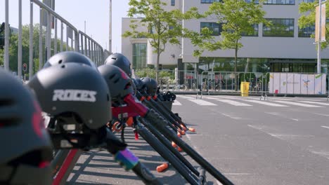 Cascos-En-Scooters,-Bicicletas-De-Empuje-En-Un-Parque-Recreativo-En-Amsterdam