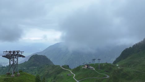 Seilbahnen-Verkehren-In-Einem-Skigebiet-In-Den-österreichischen-Alpen,-Während-Der-Nebel-Dichter-Wird