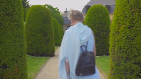 Frau-Besucht-Den-Abteipark-La-Cambre-In-Brüssel,-Belgien