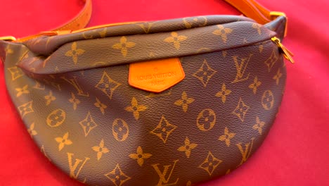 Echte-Louis-Vuitton-Monogramm-Leinen-Gürteltasche,-Coole-Luxus-Designer-Bananentasche,-Gürteltasche-In-Limitierter-Auflage,-4K-Aufnahme