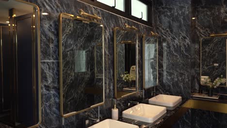 Luxuriöse-Und-Elegante-öffentliche-Toilette-Mit-Schwarzen-Marmorfliesen
