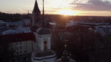Drohnenaufnahme-Der-Innenstadt-Von-Tartu-Bei-Sonnenuntergang-Auf-Der-Jaani-Kirche-Im-Hintergrund