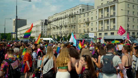 La-Toma-Panorámica-Captura-La-Atmósfera-Vibrante-Y-Empoderadora-De-La-Marcha-Del-Orgullo-Por-La-Libertad.