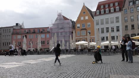 Gente-En-La-Plaza-Principal-Con-Restaurante-Al-Aire-Libre-En-Rathausplatz,-Augsburgo,-Alemania