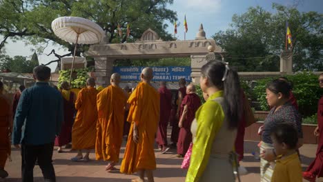 Monjes-Budistas-Y-Gente-Marchando-Hacia-El-Templo-De-Mahabodhi,-Sitio-Declarado-Patrimonio-De-La-Humanidad,-Con-Motivo-Del-88º-Cumpleaños-Del-Santo-Dalai-Lama.