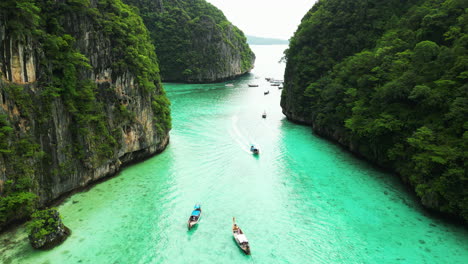 Phi-Phi-Wassertaxis-Transportieren-Passagiere-Durch-Die-Spektakulärsten-Küstenlandschaften-Thailands